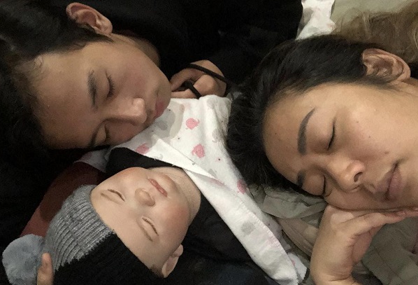 Soimah bersama spirit doll.