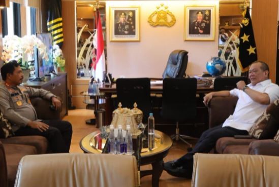 Ketua DPD AA La Nyalla Mahmud Mattalitti saat berbincang dengan Kapolda Sulsel Irjen Pol Nana Sudjana. (Foto: ist)