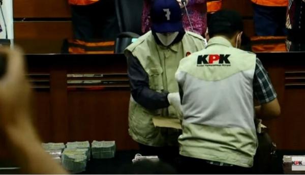 Barang bukti uang miliaran rupiah yang diterima Wali Kota Bekasi Rahmat Effendi. (Foto akun Youtube KPK).
