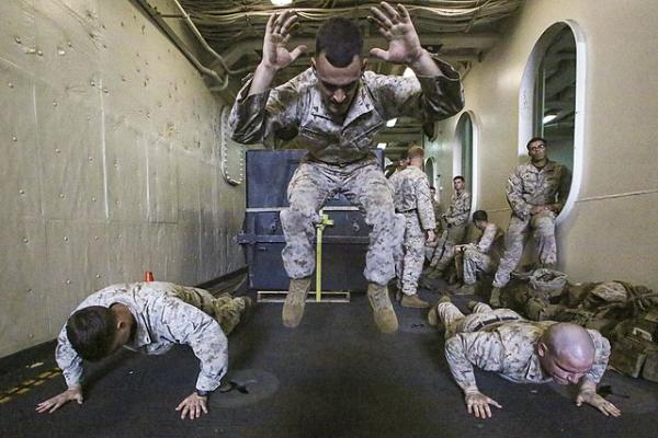 Tentara Amerika Serikat sedang memeragakan burpees. (Foto: Wikimedia Commons/Sgt. Ryan Young)