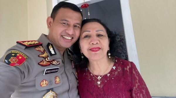 Direskrimum Polda Lampung Kombes Reynold Hutagalun Direktur Reserse Kriminal Umum (Direskrimum) Polda Lampung, Kombes Pol Reynold Elisa Hutagalung bersama sang ibu (Istimewa)