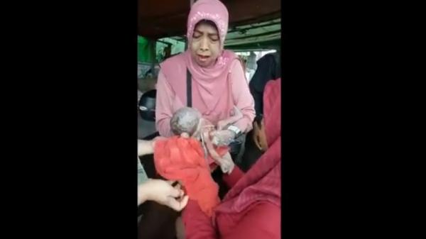 Ibu di Pontianak melahirkan di pinggir jalan Ibu di Pontianak, Kalbar melahirkan di pinggir jalan karena motor suami mogok (Uun Yuniar/MNC Portal)