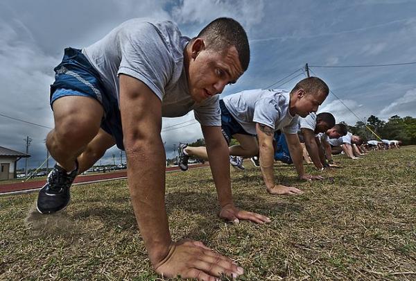 Tentara Amerika Serikat memeragakan mountain climbers dalam sebuah latihan. (Foto: Wikimedia Commons/US Air Force)