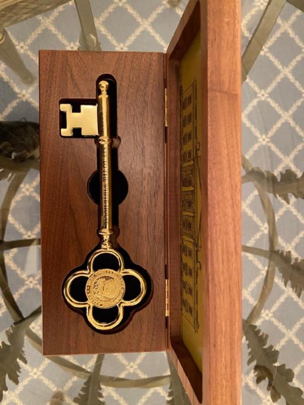 Presiden ke-45 Amerika Serikat Donald Trump menyerahkan kenang-kenangan kunci istimewa kepada Executive Chairman MNC Group Hary Tanoesoedibjo. (Foto: MNC Group)