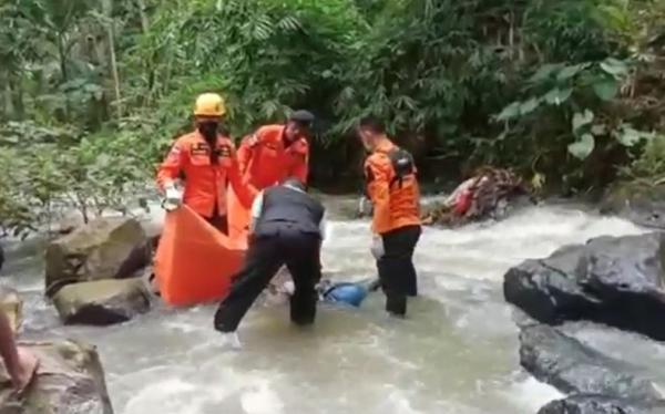 Penemuan jenazah korban di Sungai Kemadu, Wonosobo. (Foto: iNews/Didik Dono)