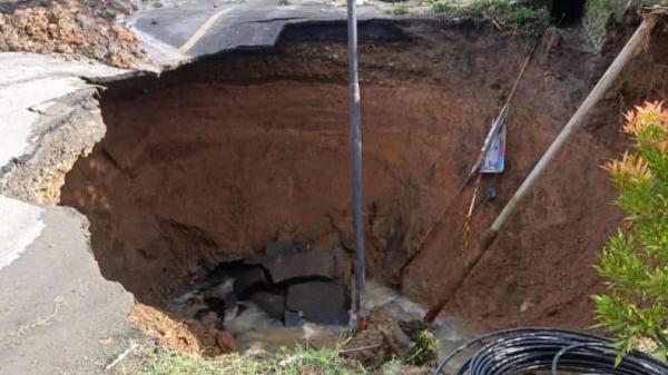 Jalan Lintas Sumatera (Jalinsum) yang menghubungkan Kabupaten Muara Enim-Baturaja, Sumatera Selatan amblas (Era Neizma Wedya/MNC Portal Indonesia)