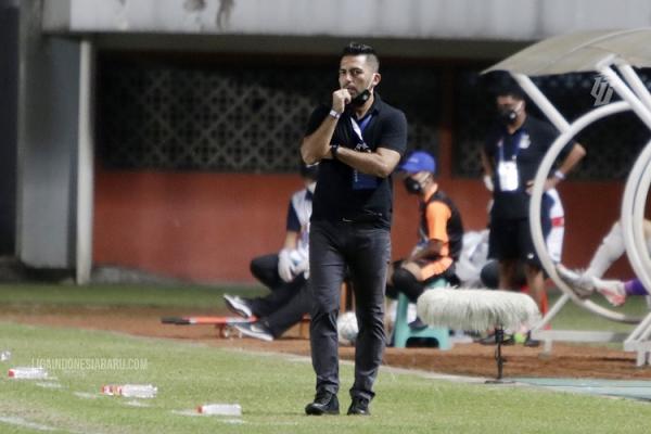Pelatih Persik Kediri Javier Roca. (foto: Ligaindonesiabaru.com).