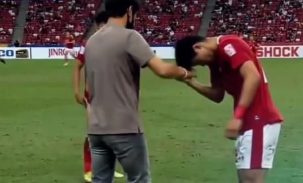 Shin Tae-yong Momen Alfeandra Dewangga cium tangan Shin Tae-yong di laga Timnas Indonesia vs Singapura. (Foto: YouTube/Soccernesia)