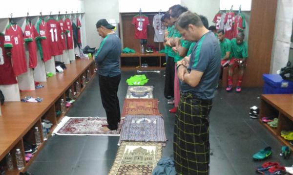Pemain Timnas Indonesia Salat Maghrib di ruang ganti Stadion Rajamangala sebelum final Piala AFF 2016. (Foto: PSSI)