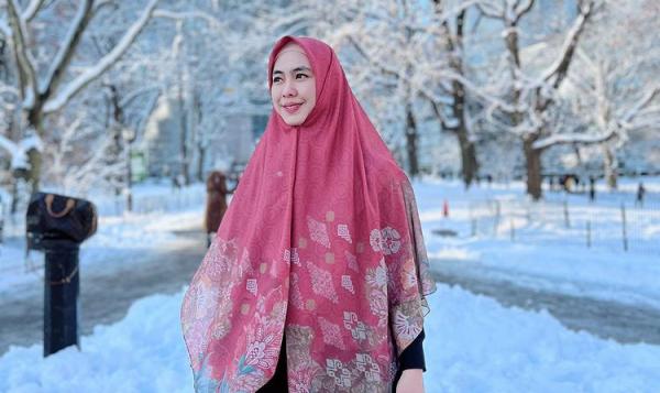 Oki Setiana Oki Setiana Dewi, artis Indonesia yang meraih gelar S2 dan S3. (Foto: IG)