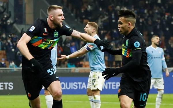 Bek Inter Milan, Milan Skriniar merayakan gol ke gawang Lazio bersama Lautaro Martinez dalam laga Liga Italia 2021/2022 di Stadion Giuseppe Meazza, Milan, Senin (10/1/2022). (Foto: REUTERS/Alessandro Garofalo)