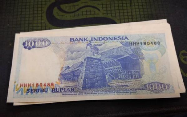 Uang Rp1.000 bergambar olahraga tradisional Zawo-Zawo (foto: Bukalapak)