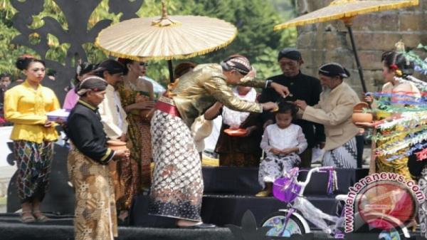 KEJAWEN Warga Dieng sebagian masih menganut Kejawen. Namun didieng juga terdapat penganut Islam dan Hindu. Mereka hidup rukun dan damai. (Foto: ANTARA)