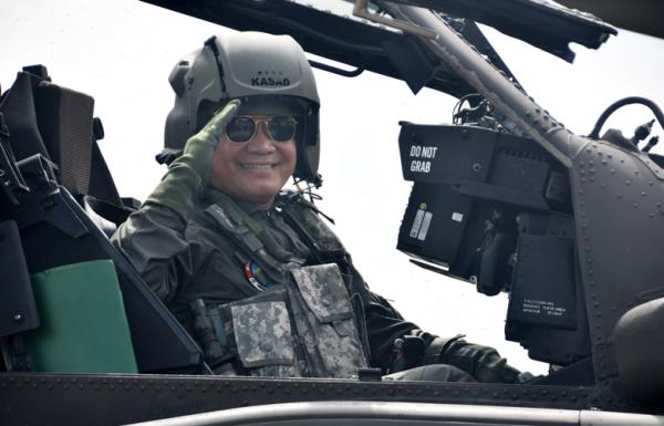 KSAD Jenderal TNI Dudung Abdurachman memberi hormat sebelum melaksanakan penerbangan dengan menggunakan Heli Apache. (Dok Pendam IV/Diponegoro)