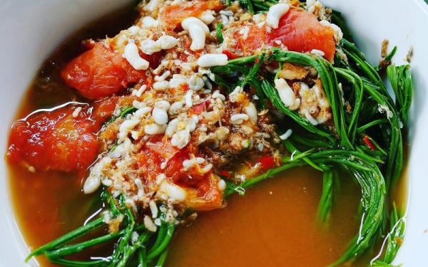 Kuliner ekstrem gaeng kai mot daeng atau sup telur semut (Foto: Instagram srisuda.dougherty)