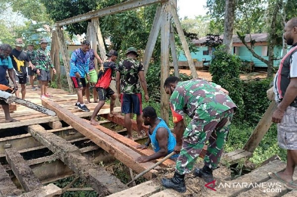 Prajurit TNI Bantu Warga Perbaiki Jembatan Oga yang Rusak di Boven Digoel