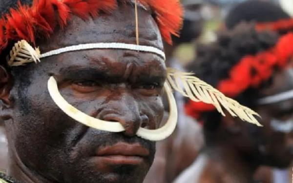 Tato suku Moi (Foto: Antara)