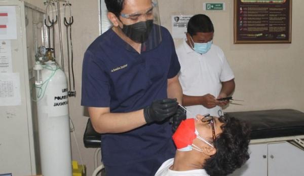 Aktor film sekaligus musisi Ardhito Pramono dites Covid-19 di Polres Jakbar. (Foto dok Humas Polres Jakbar).