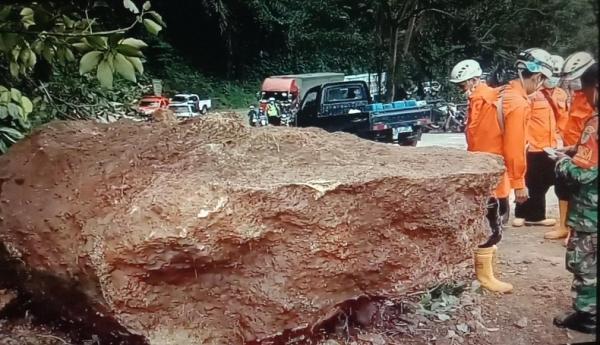 Batu Raksasa Terjun dari Tebing Cadas Pangeran, Jalur Sumedang-Bandung Nyaris Terputus