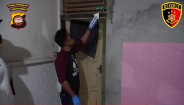 Bunuh Diri Suami Polisi melakukan olah TKP suami tewas gantung diri di Pontianak. (Foto: Polresta Pontianak)