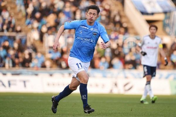 Kazuyoshi Miura Kazuyoshi Miura adalah pemain sepak bola asal Jepang yang tidak ada duanya di dunia. Dia kini berusia 54 tahun dan masih aktif bermain sepak bola profesional. (foto: ANTARA).