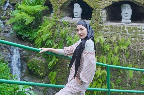Shandy Purnamasari Shandy Purnamasari saat healing di Bali. (Foto: IG)