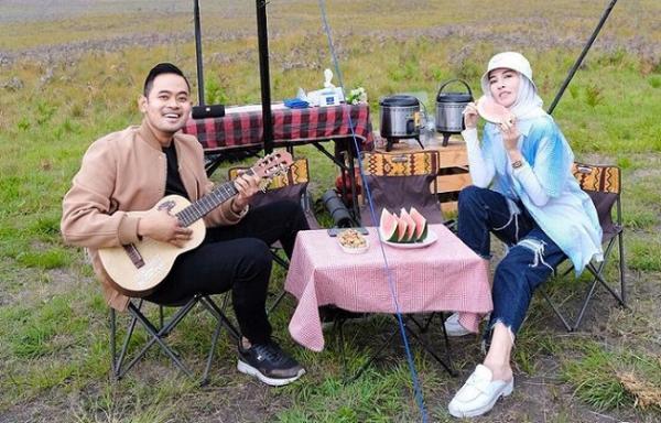 Shandy Purnamasari dan suami Shandy Purnamasari saat berkemah dengan sang suami. (Foto: IG)