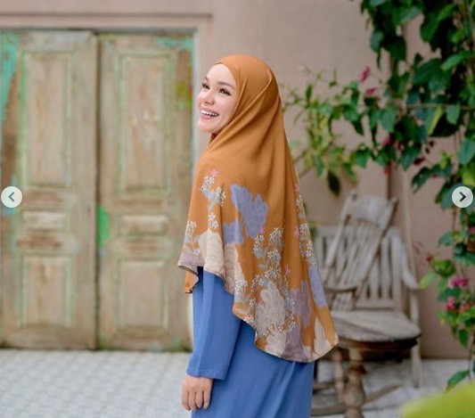 13 Dewi Sandra Artis cantik menjadi mualaf sebelum menikah. (Foto: Instagram)