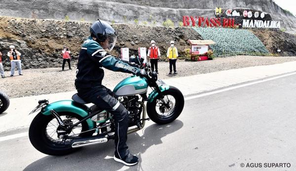 Presiden Jokowi Naik Motor 20 Km Simulasi Kedatangan Penonton MotoGP Mandalika