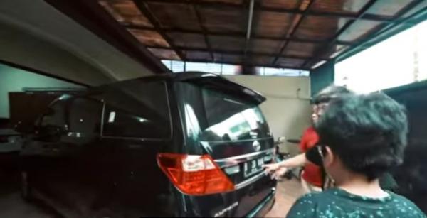 Mobil Tukul Alphard