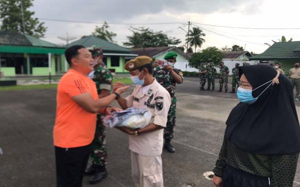 Jumat Berkah, Dandim MLM Salurkan Bantuan Sembako