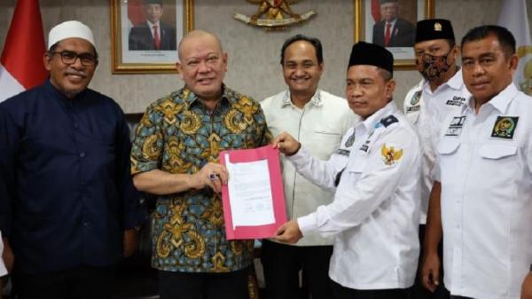 Ketua DPD AA La Nyalla Mahmud Mattalitti saat menerima kunjungan pengurus APDESI di rumah dinasnya. (Foto: ist)