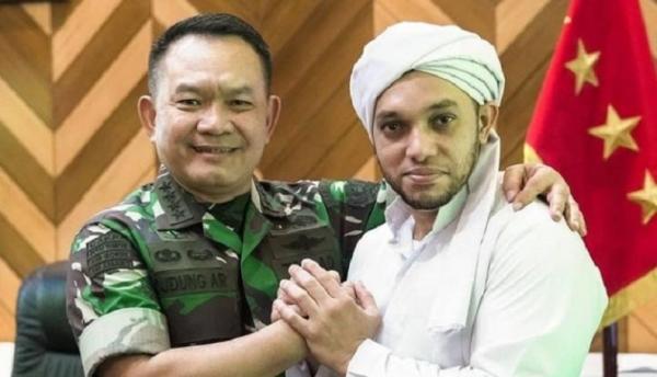 Habib Husein Habib Husein Baagil bersama Kepala Staf Angkatan Darat (KSAD) Jenderal TNI Dudung Abdurachman. (Foto IG Habib Husein).
