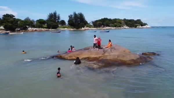 Pantai Tanjung Berikat Babel Para pengunjung berlibur sambil madi di Pantai Tanjung Berikat Bangka Tengah. (Foto:iNews.id/Haryanto)