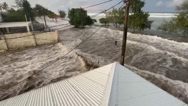Gunung berapi bawah laut di Tonga meletus memicu peringatan tsunami. (Foto: Reuters)