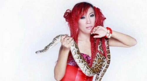 Artis Cantik Suka Pelihara Ular. (Foto: istimewa)