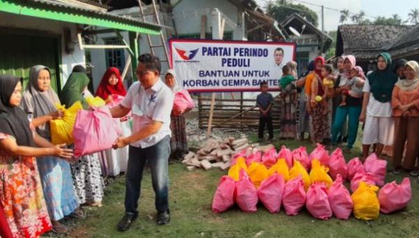 Ketua DPP Partai Perindo Yerry Tawalujan menyerahkan bantuan sembako kepada korban bencana gempa Banten di Kabupaten Pandeglang. (Foto: iNews TV/Iskandar nasution)