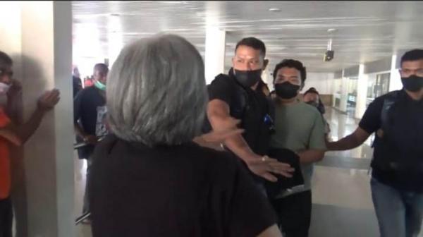 Emak-emak korban penipuan oknum TNI mengamuk begitu mengetahui oknum itu ditangkap. (Foto: iNews TV/Nurdin Abdullah)