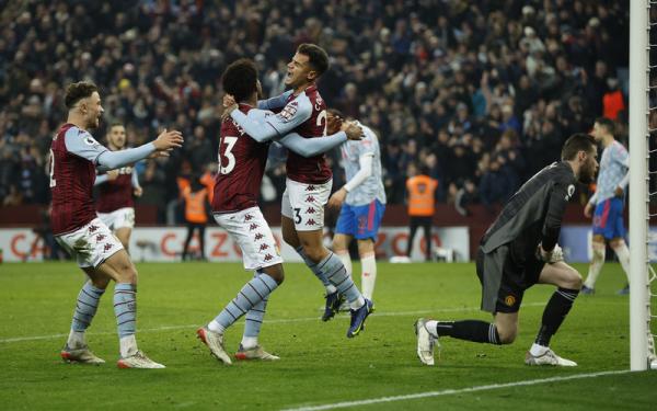 Pemain anyar Aston Villa, Philippe Coutinho Pemain anyar Aston Villa, Philippe Coutinho merayakan gol ke gawang Manchester United bersama Carney Chukwuemeka dan Matty Cash dalam laga Liga Inggris 2021/2022 di Stadion Villa Park, Birmingham, Minggu (16/1/2022). (Foto: REUTERS/John Sibley)