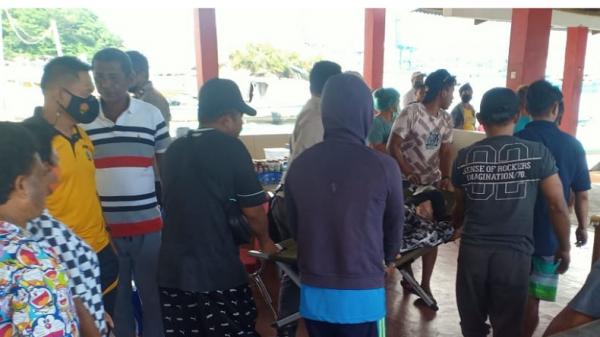 Kapolsek Lembeh Selatan Bantu Evakuasi Lansia yang Terbaring Sakit Tanpa Perawatan Medis