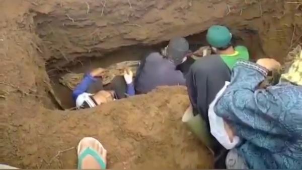 Prosesi pemindahan makam almarhum guru ngaji Muhya bin Rudia. (Foto: tangkapan layar video viral/YUDY HERYAWAN JUANDA)