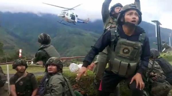 Pasukan Satgas Nemangkawi saat persiapan pengamanan mengevakuasi anggota terluka ditembak KKB di Kiwirok, Kabupaten Pegunungan Bintang, Papua. (Foto: iNews/OMEGA BATKORUMBAWA)