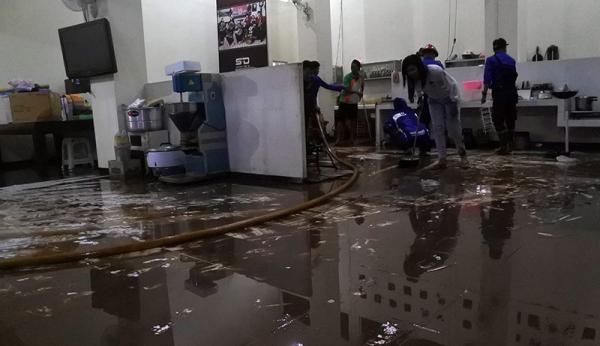 Penampakan Rumah Bupati Jember Terendam Banjir hingga 1 Meter