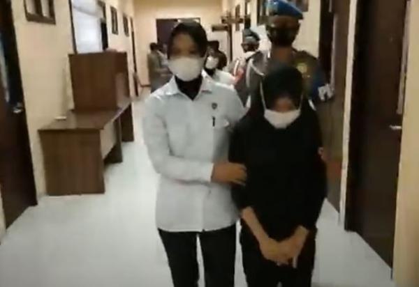 Ibu pelaku pembuangan bayi di sawah ditangkap Polres Serang. (Foto: iNews TV/Iskandar Nasution)
