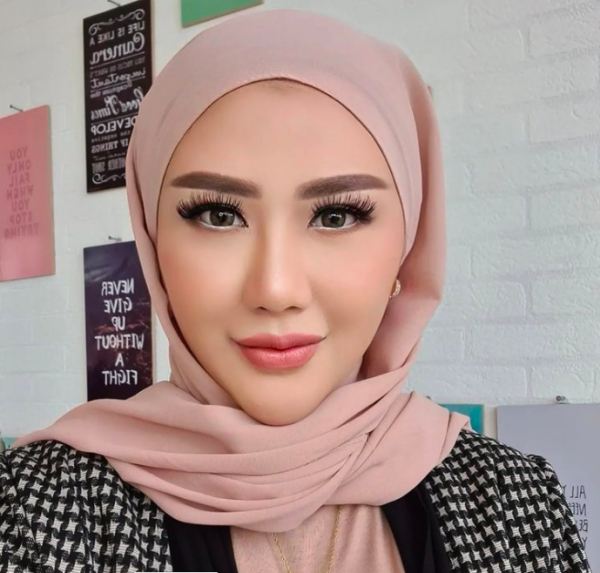 Deretan artis ini pernah mencoba main aplikasi kencan. (Foto: Instagram)