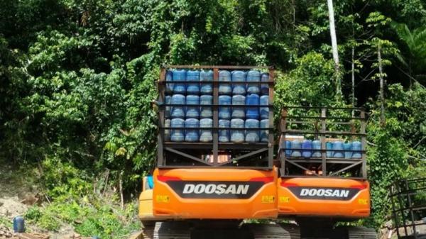 Ngeri! Eskavator Dimodifikasi Angkut BBM Ilegal ke Tambang Emas Manokwari