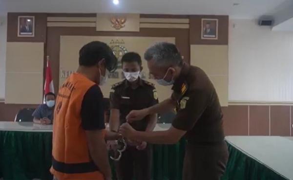 Kejari Bangka Selatan melepas borgol di tangan Kho Phin. (Foto: iNews/Wiwin Suseno)