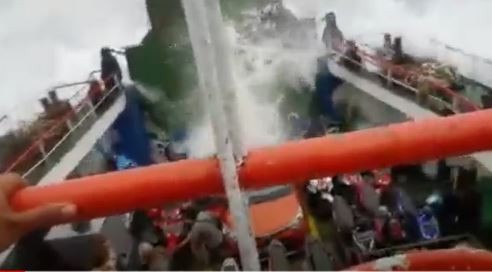 Kapal Feri Miring Dihantam Gelombang di Baubau, Penumpang Panik Berebut Pelampung