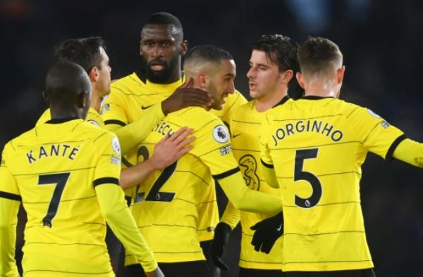 Pemain Chelsea, Hakim Ziyech (22) merayakan gol ke gawang Brighton & Hove Albion dengan rekan setimnya dalam laga Liga Inggris 2021/2022 di Stadion American Express Community, Rabu (19/1/2022). (Foto: Twitter/@ChelseaFC)