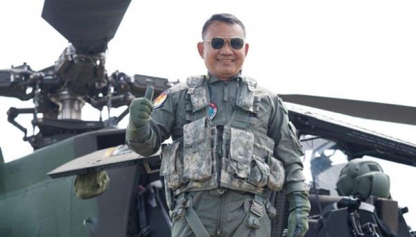 KSAD Jenderal TNI Dudung Abdurachman menerbangkan Helikopter serang AH-64E Apache. (Foto Dispenad).